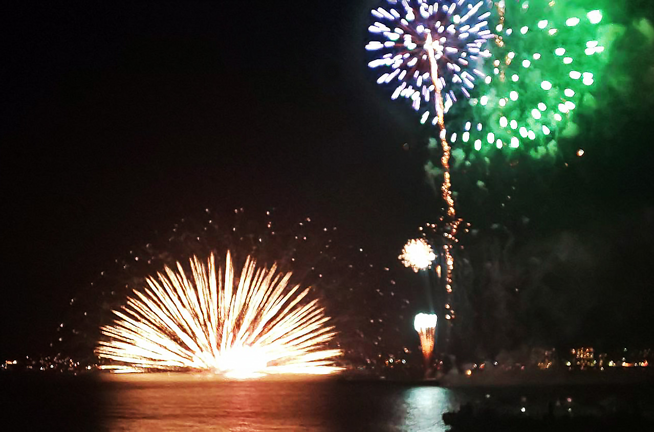 宮島水中花火大会が行われました 宮島のレストランならmiyajima Brewery 宮島ブルワリー